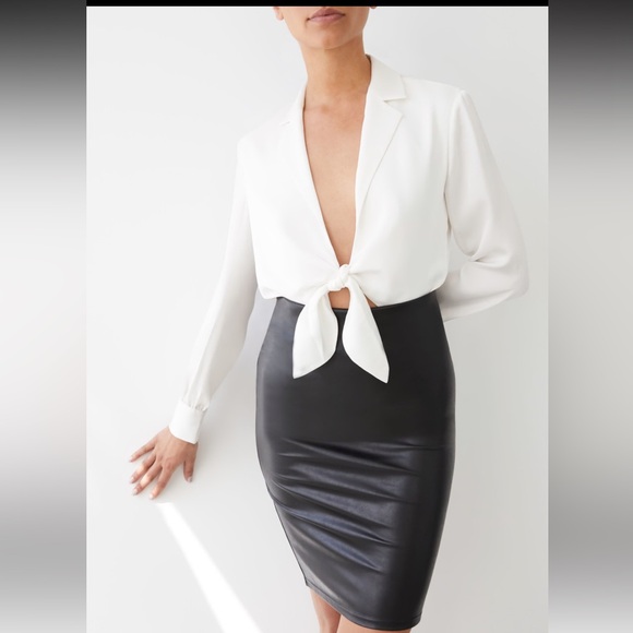 ✨✨ Ten by Babaton Glow Skirt  ✨✨ - Picture 1 of 12